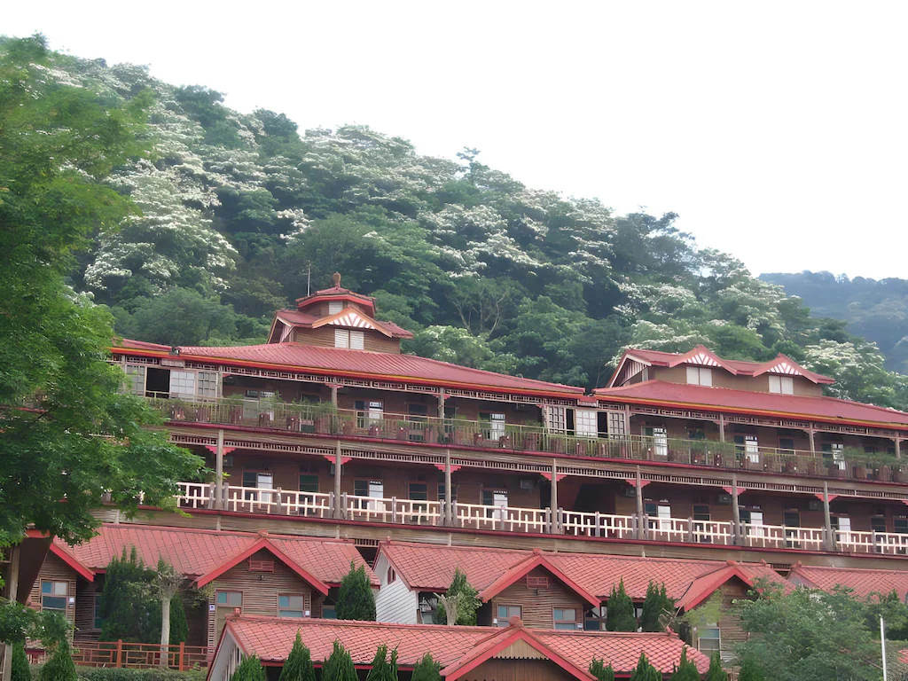 在新竹峨眉北埔留宿一夜，把山城的霧氣、湖光與靜靜夜晚收進行程裡