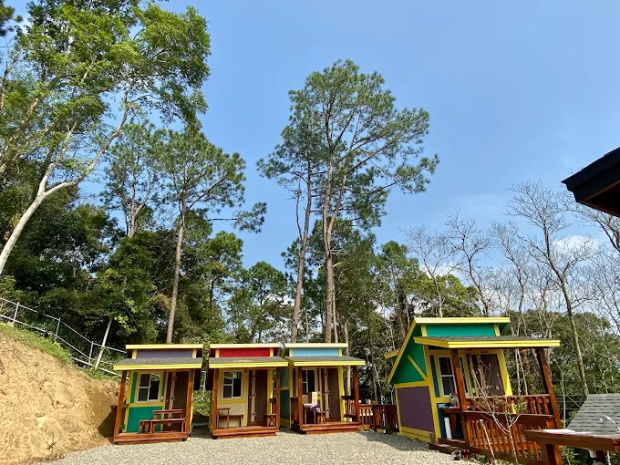 在新竹峨眉北埔留宿一夜，把山城的霧氣、湖光與靜靜夜晚收進行程裡