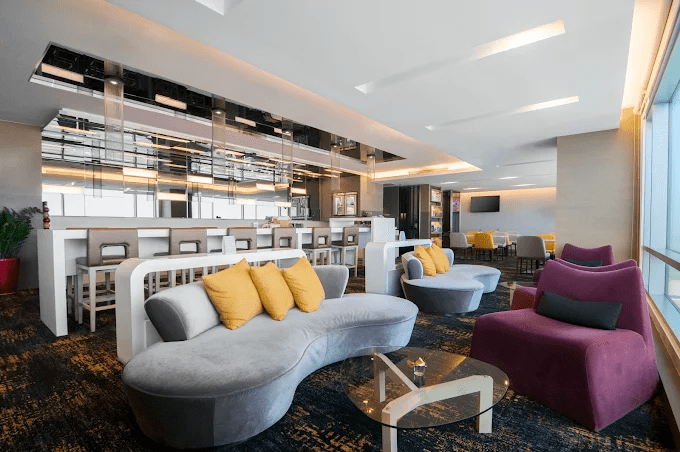 當機翼劃過天際，桃園國際機場凱悅酒店的房間裡正亮著一盞迎接你的光