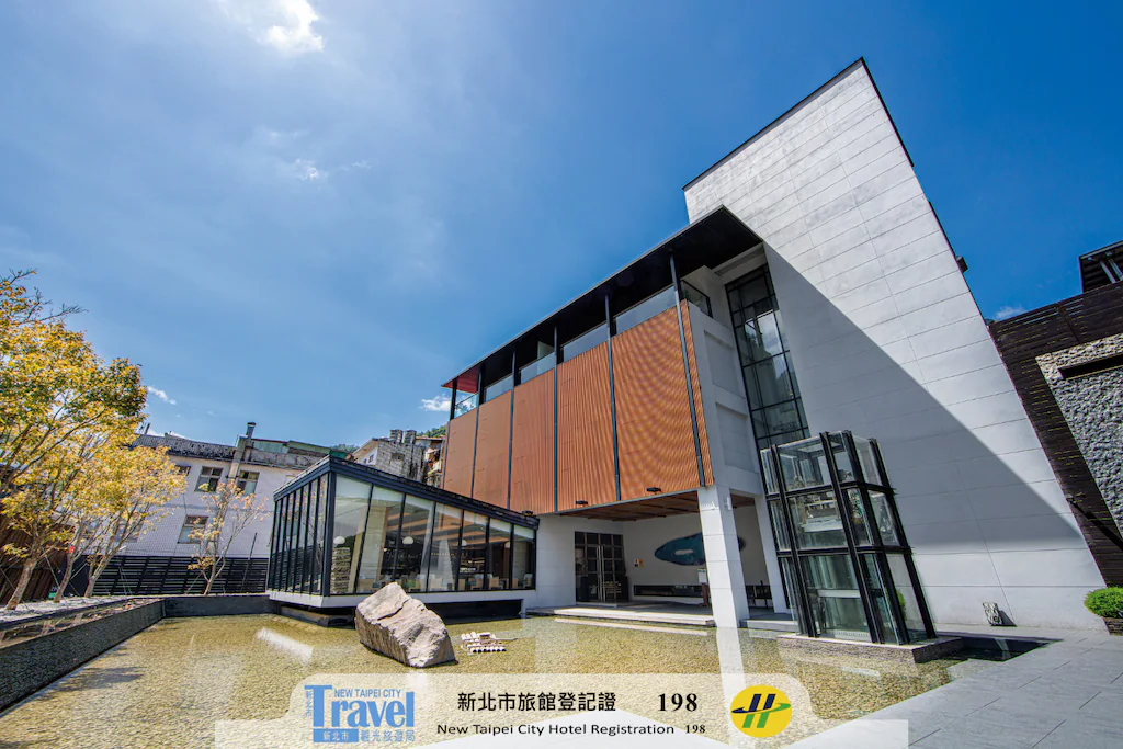 沿著南勢溪走進烏來的午後，把行程放慢，住進璞石麗緻溫泉會館泡一池靜靜的湯