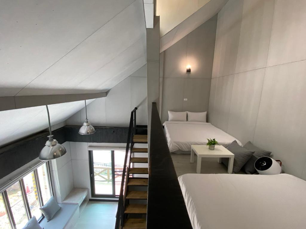 當霧氣在傍晚覆上山腰，這趟阿里山民宿選擇成了旅程真正開始的地方