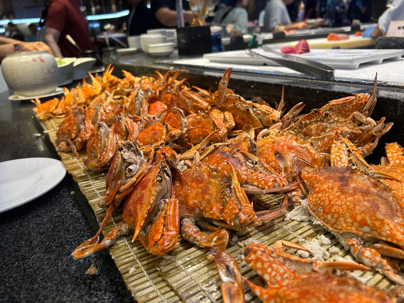 豐富的海鮮冷盤區,提供多種新鮮蟹類與蝦貝,是饕客的最愛