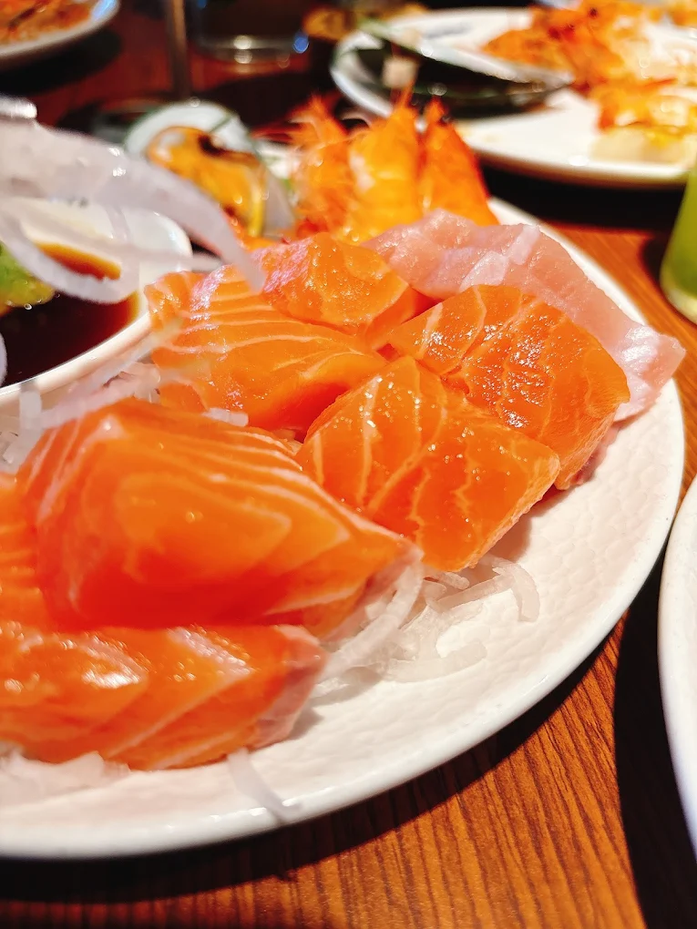 現做熱食區與鐵板料理,師傅現場烹調,香氣四溢令人食指大動