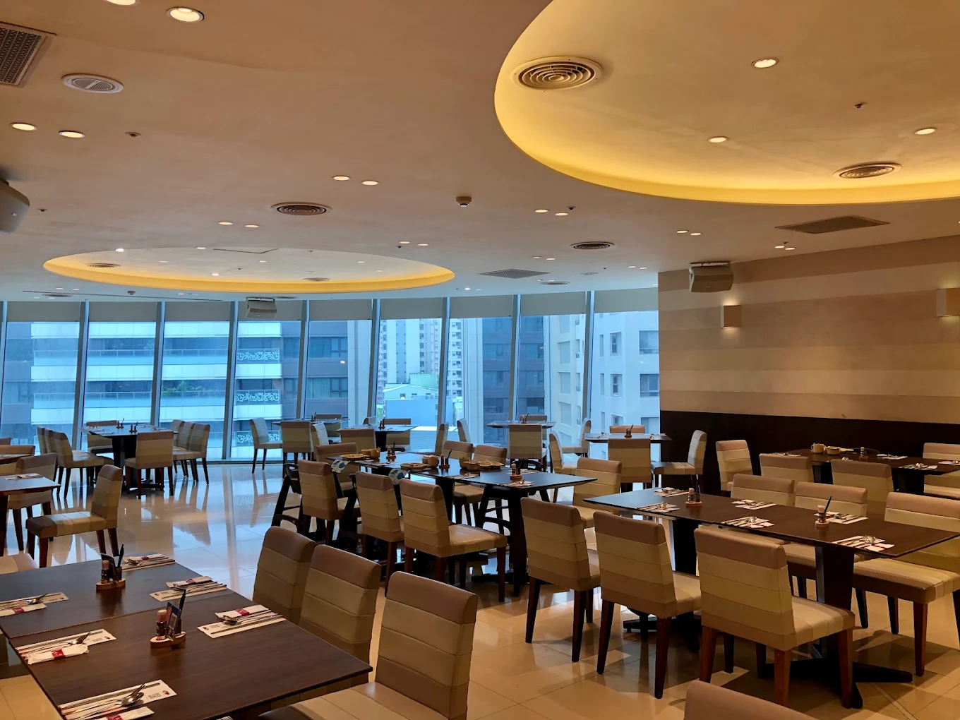 寬敞明亮的用餐環境,座位間距適中,適合家庭聚餐與大型聚會