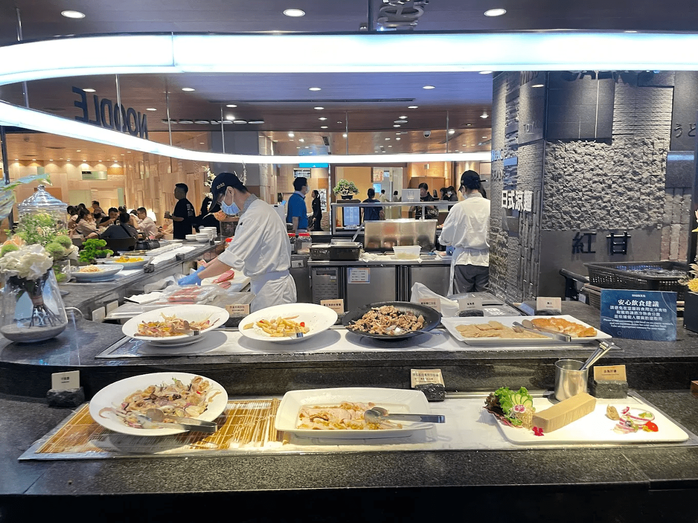 餐廳內部設計風格現代,動線規劃良好,即使人多也不顯擁擠