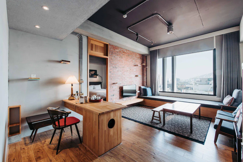 走進台南午後的巷弄與光影之間，挑一間剛好的住宿，把旅行慢慢住進城市裡