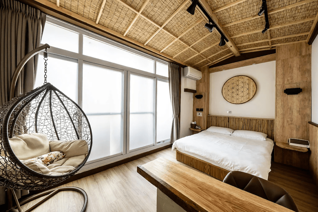 走進台南午後的巷弄與光影之間，挑一間剛好的住宿，把旅行慢慢住進城市裡