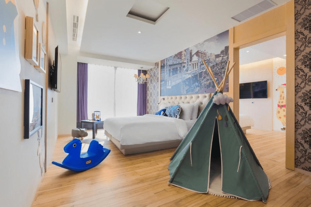 走進台南午後的巷弄與光影之間，挑一間剛好的住宿，把旅行慢慢住進城市裡