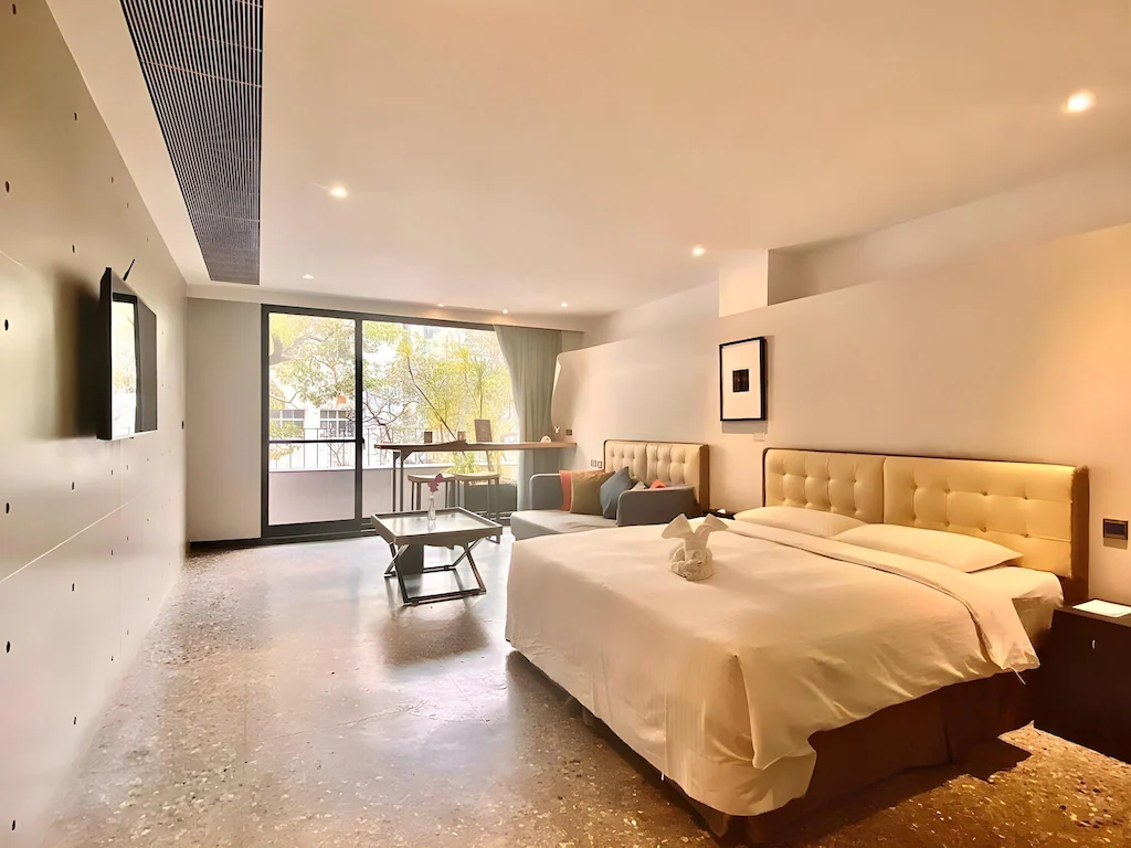 走進台南午後的巷弄與光影之間，挑一間剛好的住宿，把旅行慢慢住進城市裡