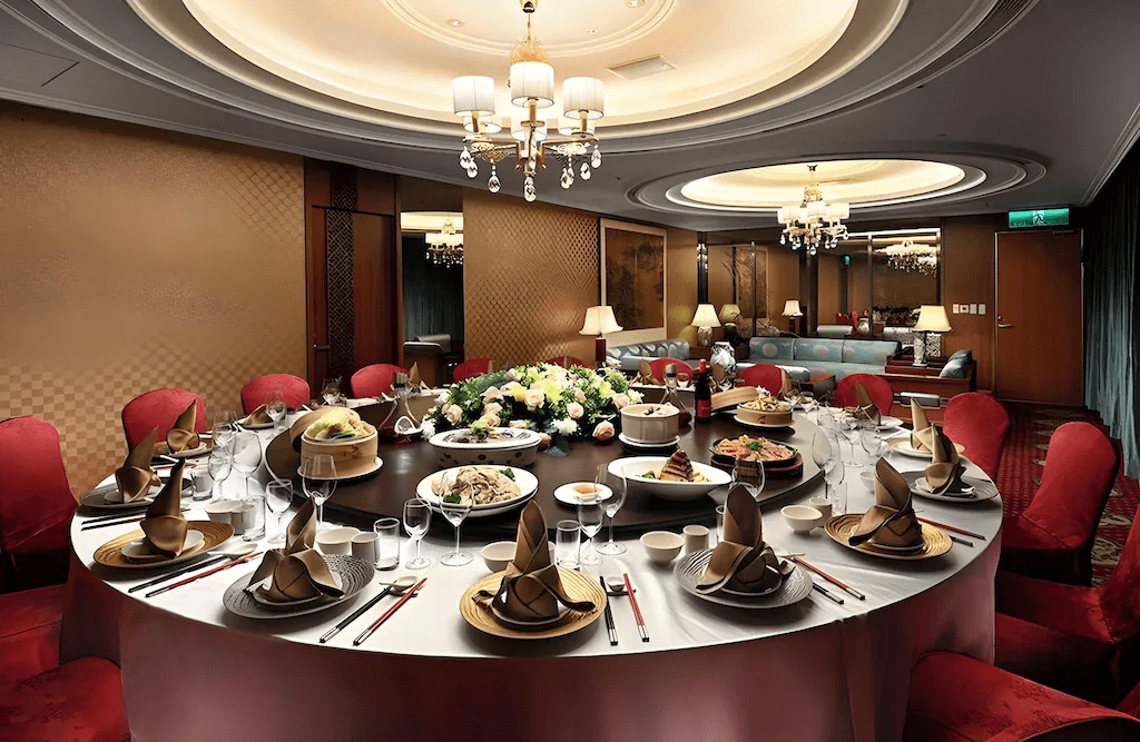 把時間留給山林的早晨,住在阿里山賓館,順著步道走向光線甦醒的瞬間