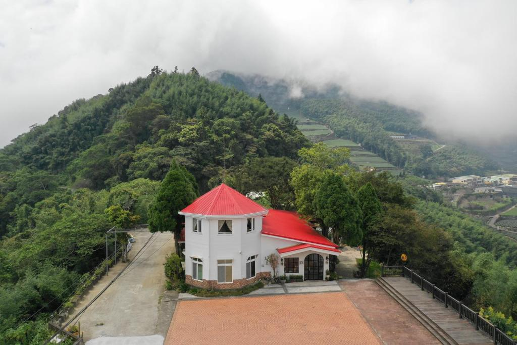 當霧氣在傍晚覆上山腰，這趟阿里山民宿選擇成了旅程真正開始的地方