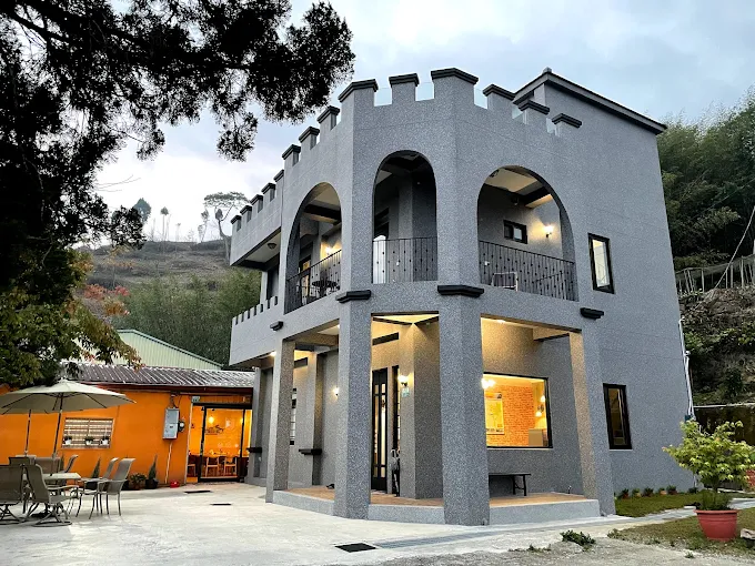 當霧氣在傍晚覆上山腰，這趟阿里山民宿選擇成了旅程真正開始的地方