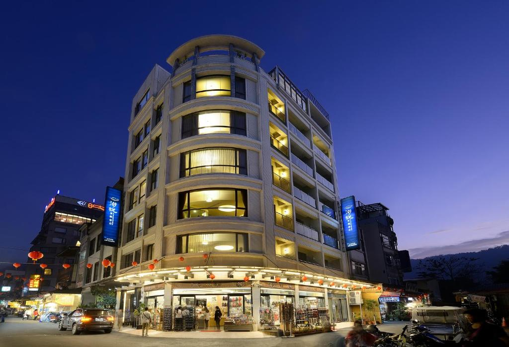 把行李放在日月潭湖畔第一排，住進湖悅景觀旅店，看光線在水面流動一整天