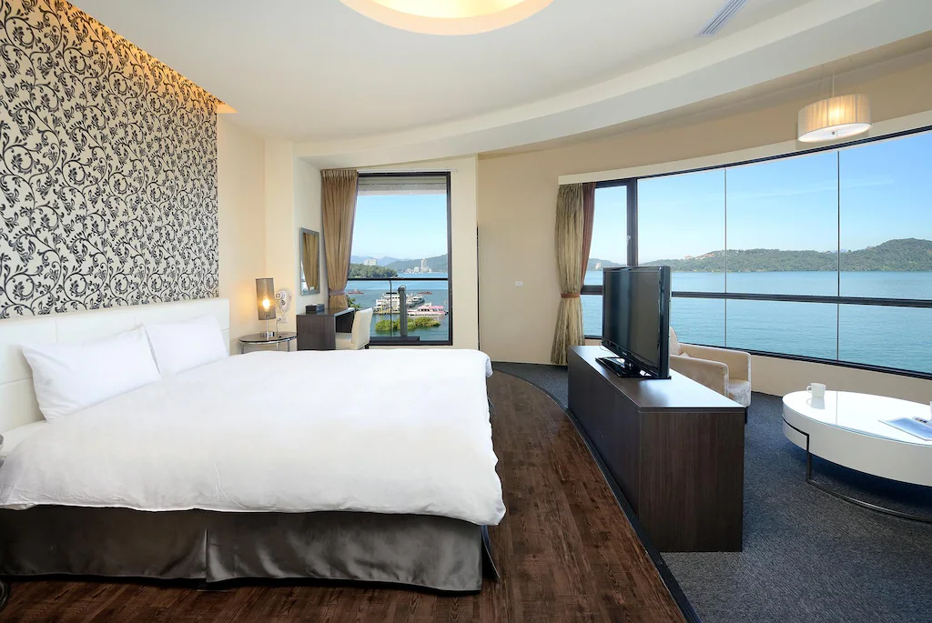 把行李放在日月潭湖畔第一排，住進湖悅景觀旅店，看光線在水面流動一整天