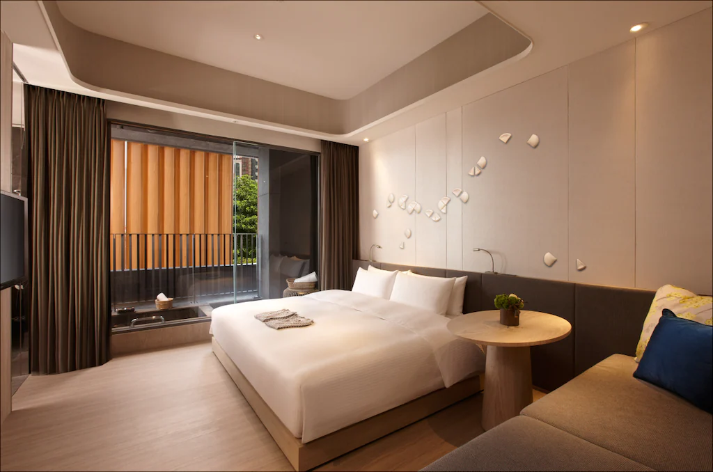 從礁溪車站走回溫泉房間，晶泉丰旅是一段不需要趕行程的宜蘭停留