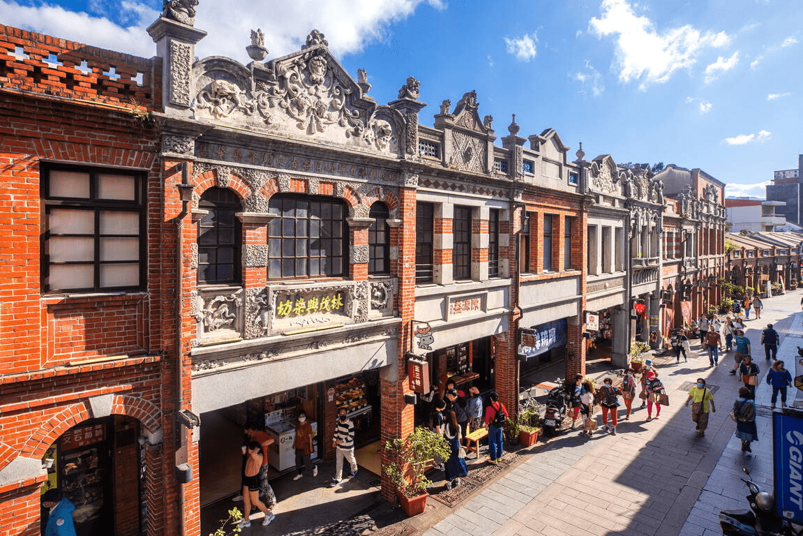 沿著淡水夕光與三峽拱廊慢慢走,把台北老街的氣味、溫度與日常景色好好記住