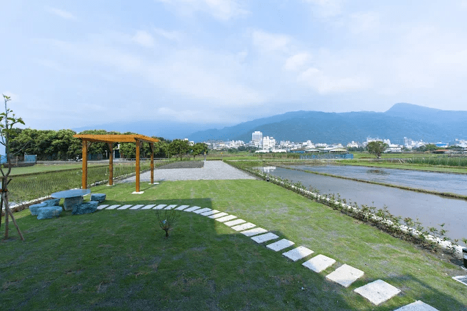 被田園給包圍的假期，在芳庭旅宿度過一晚，聽見礁溪風吹過稻田的聲音