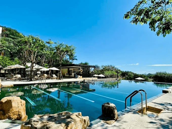 從下車那一刻就開始放鬆，沿著礁溪溫泉街慢慢選一間適合停下來的飯店住一晚