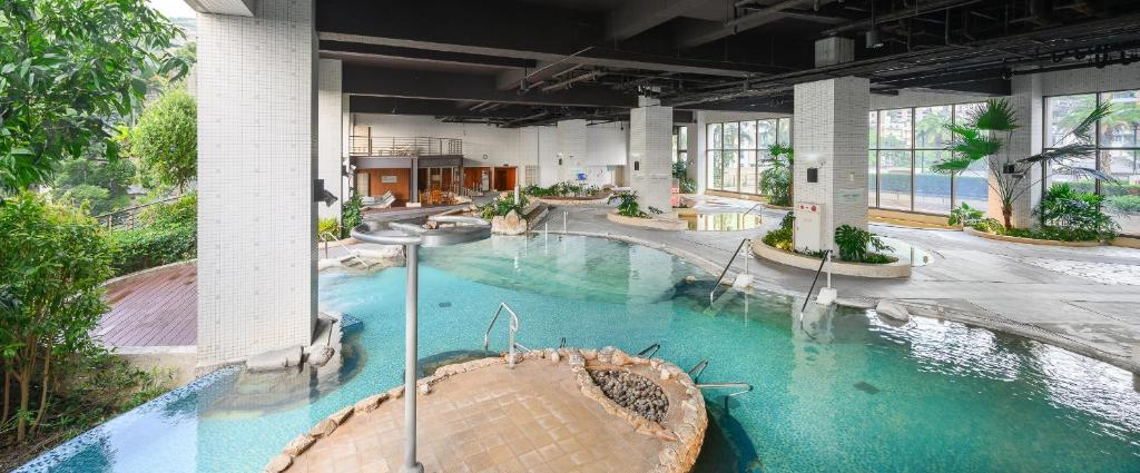 從下車那一刻就開始放鬆，沿著礁溪溫泉街慢慢選一間適合停下來的飯店住一晚