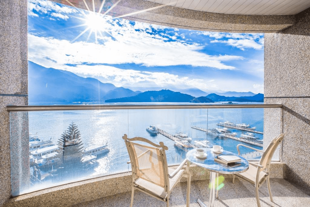 推開窗就是湖的那一刻，住進日月潭住宿裡，感受旅行開始的瞬間