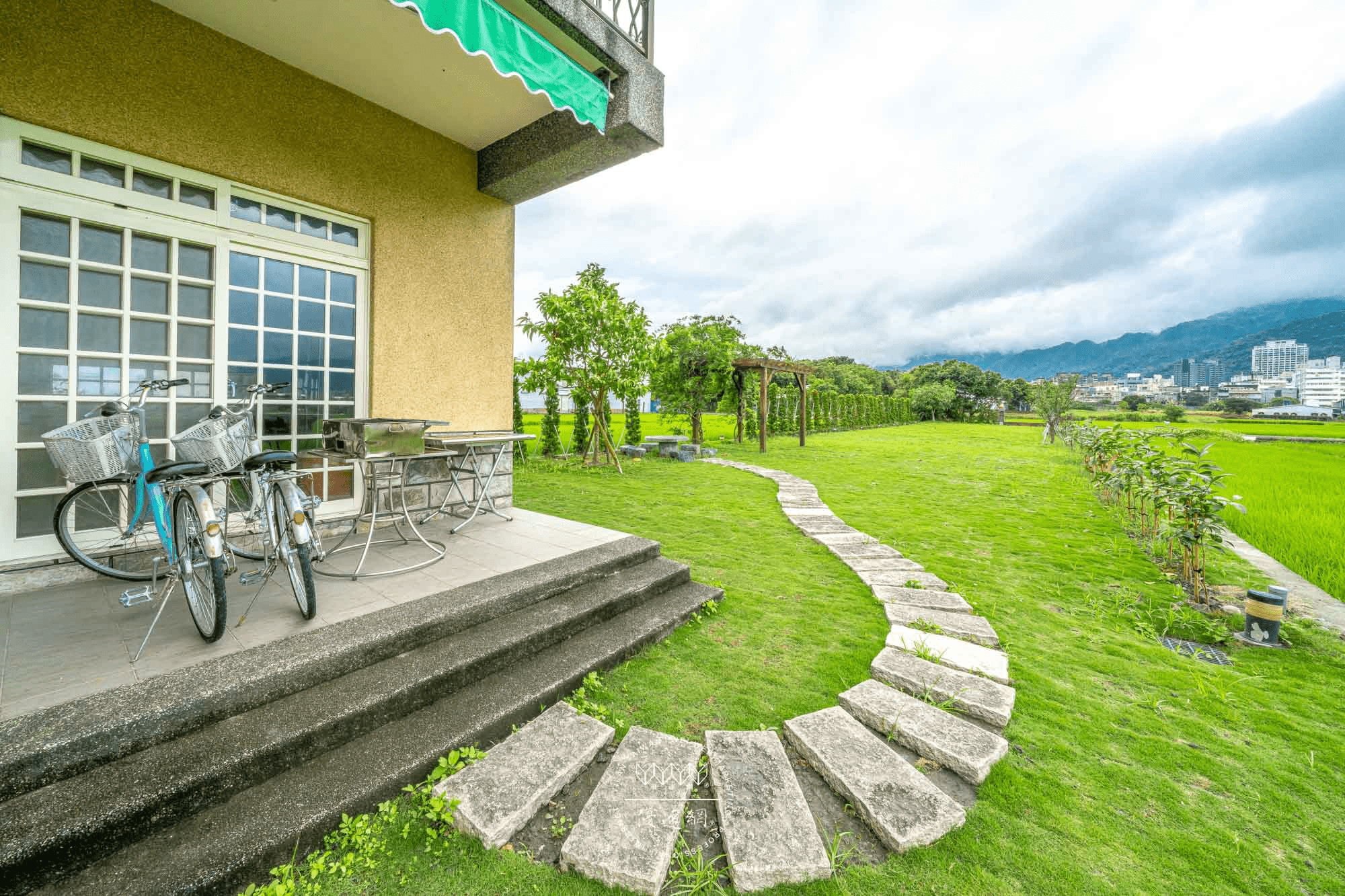 被田園給包圍的假期，在芳庭旅宿度過一晚，聽見礁溪風吹過稻田的聲音