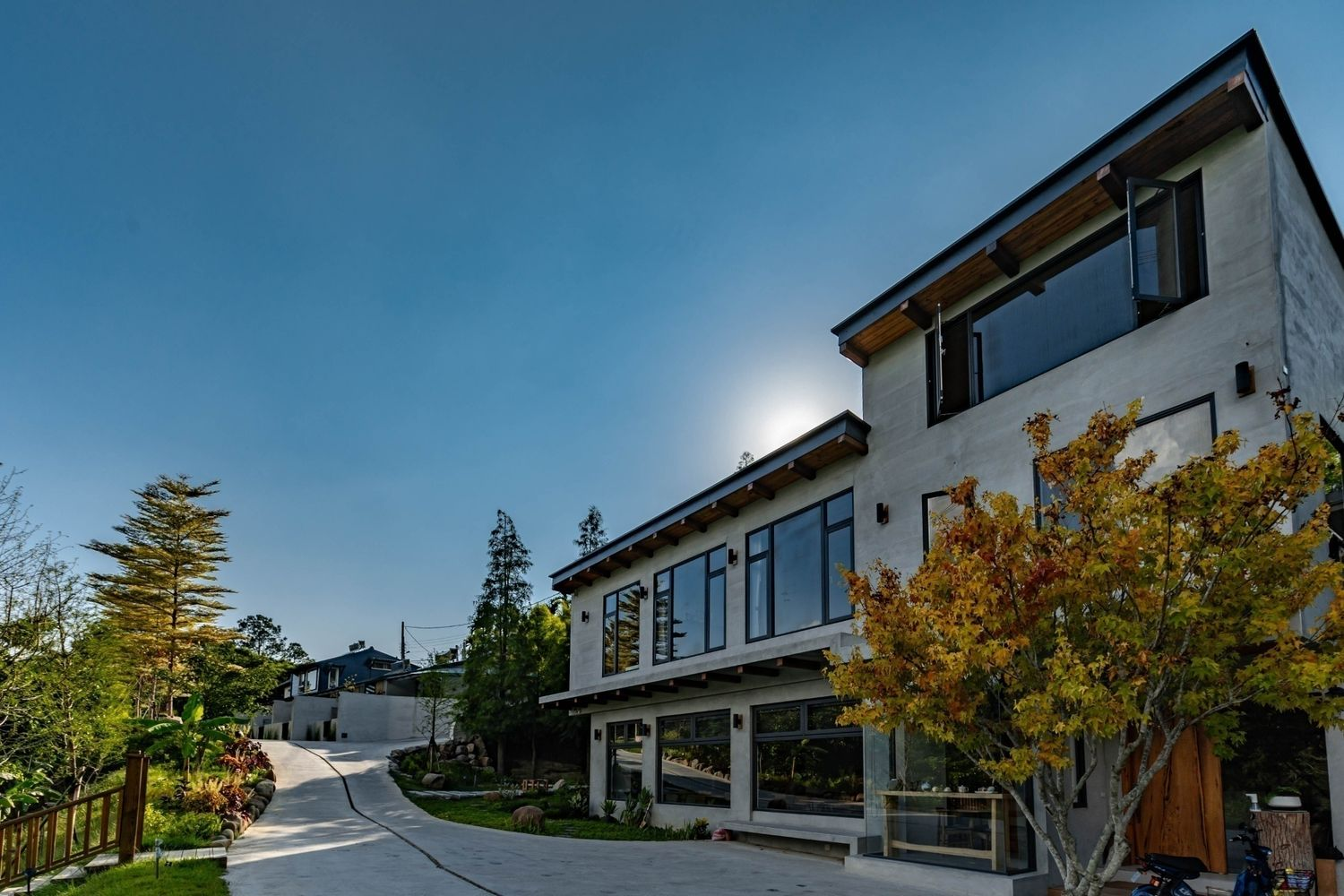 週末往新竹峨眉走一段湖邊路線，在拾月山房住下來感受靜靜流動的時光