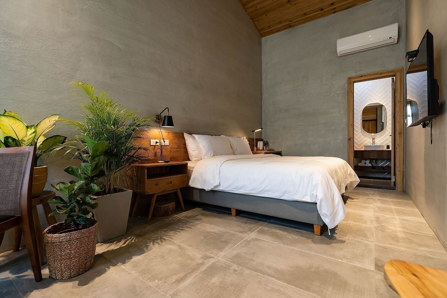 週末往新竹峨眉走一段湖邊路線，在拾月山房住下來感受靜靜流動的時光