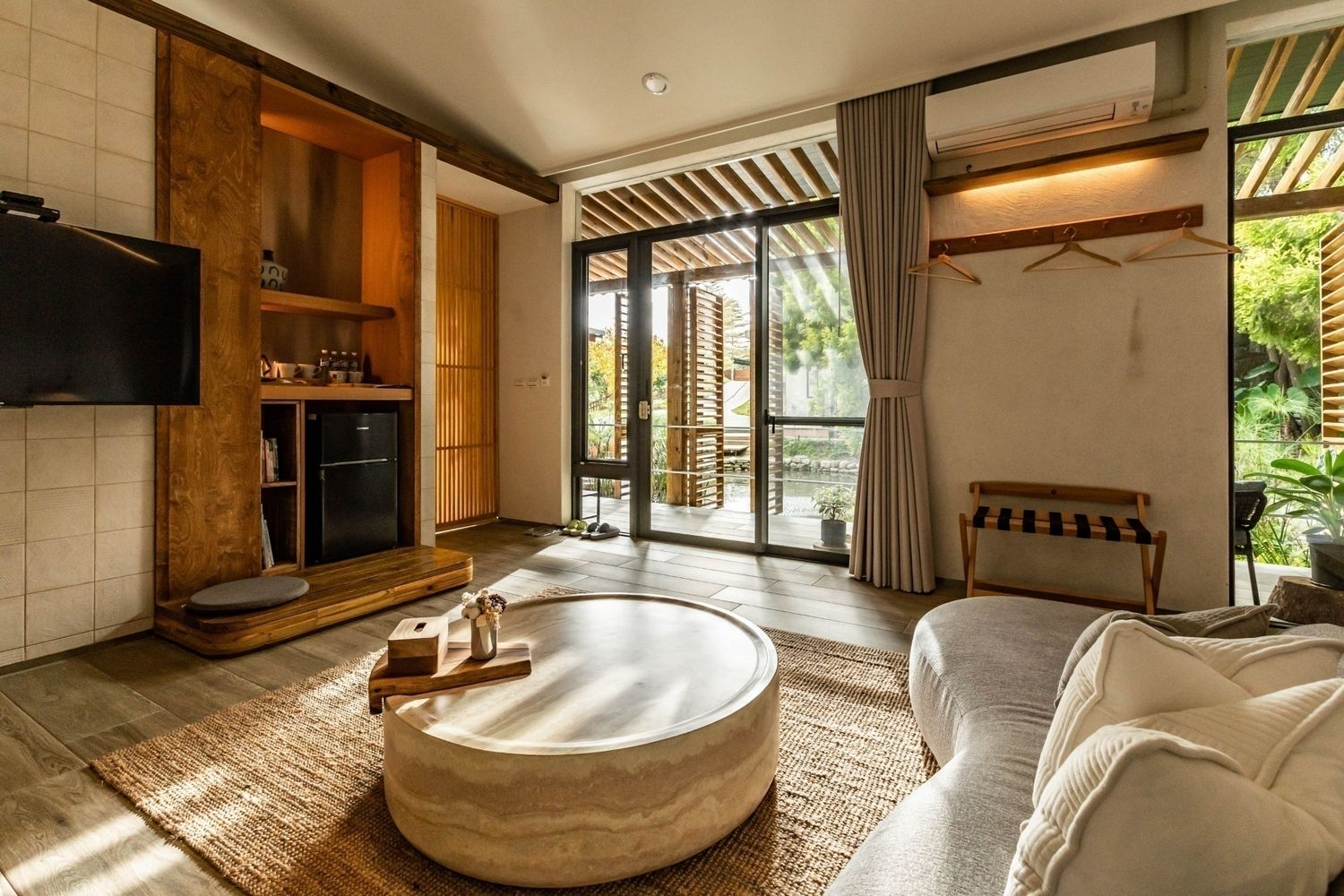 週末往新竹峨眉走一段湖邊路線，在拾月山房住下來感受靜靜流動的時光