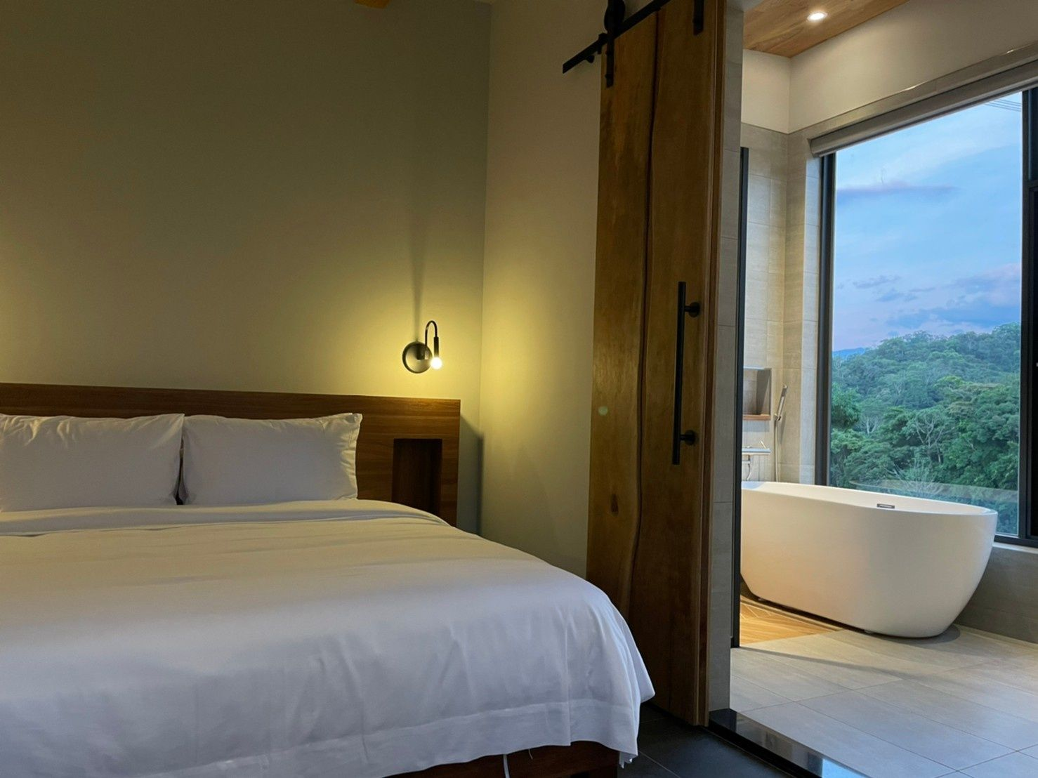 週末往新竹峨眉走一段湖邊路線，在拾月山房住下來感受靜靜流動的時光