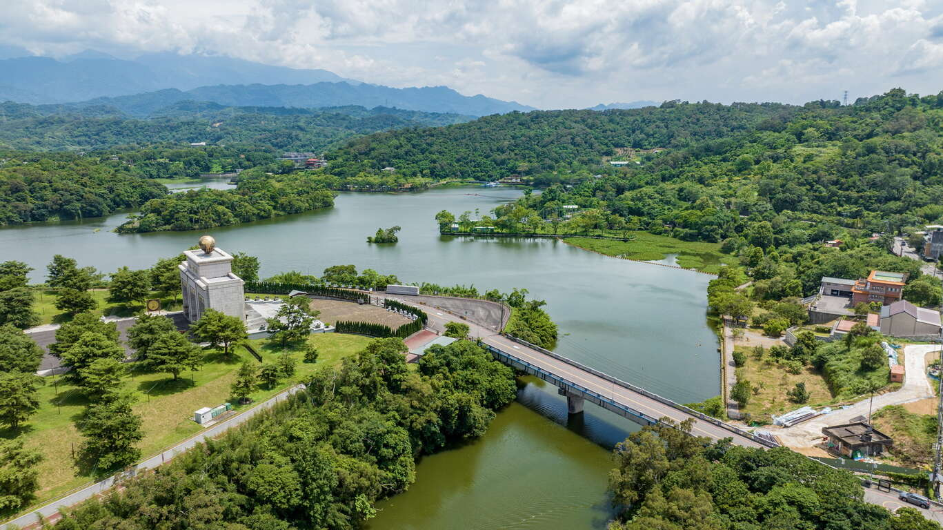 週末往新竹峨眉走一段湖邊路線，在拾月山房住下來感受靜靜流動的時光