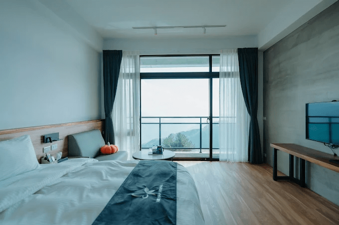 在阿里山與周邊聚落之間住下來，用一晚民宿時間，換回久違的慢節奏