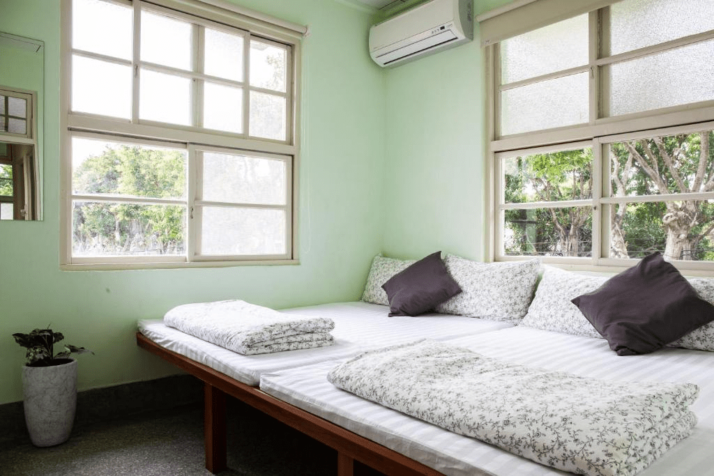 在南投住一晚不趕行程的住宿選擇，讓街景、咖啡香與夜色一起留下來