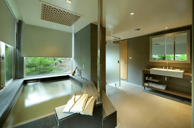 傍晚離開城市喧鬧,走進台中清新溫泉飯店,用一池溫泉迎接安靜夜色