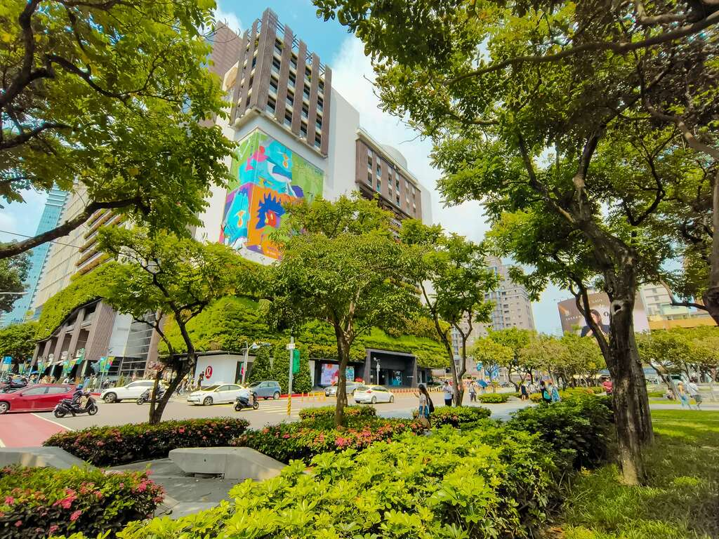 傍晚離開城市喧鬧,走進台中清新溫泉飯店,用一池溫泉迎接安靜夜色