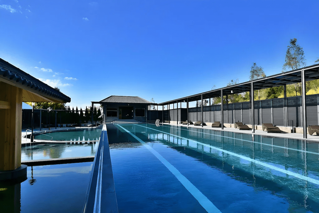 日式禪風的溫泉空間，大面積的採光與木質調設計，營造出極致放鬆的氛圍。