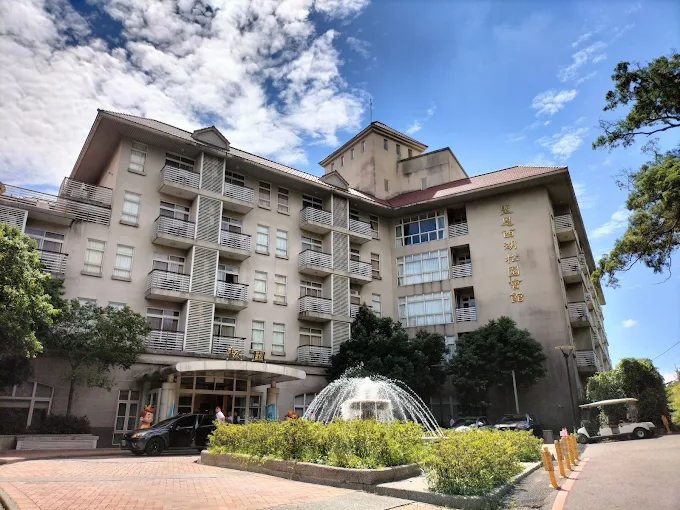 位於渡假村內的松園會館，周圍綠意盎然，是體驗生態與休閒的最佳基地。