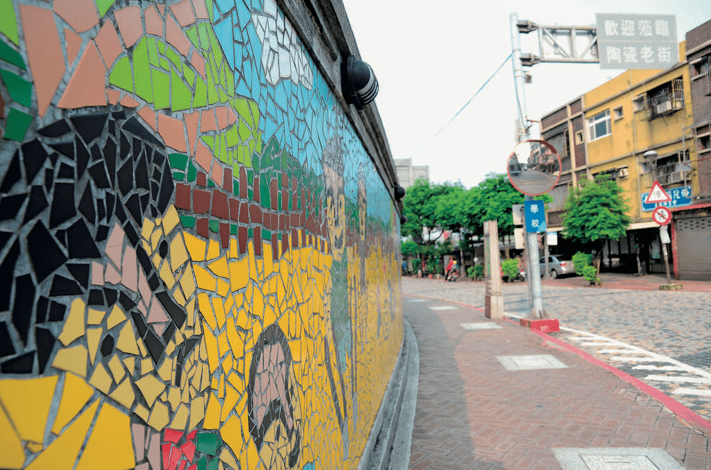 鄰近的鶯歌老街展現了濃厚的傳統工藝氛圍，與現代美術館形成了一場跨越時空的文化對話