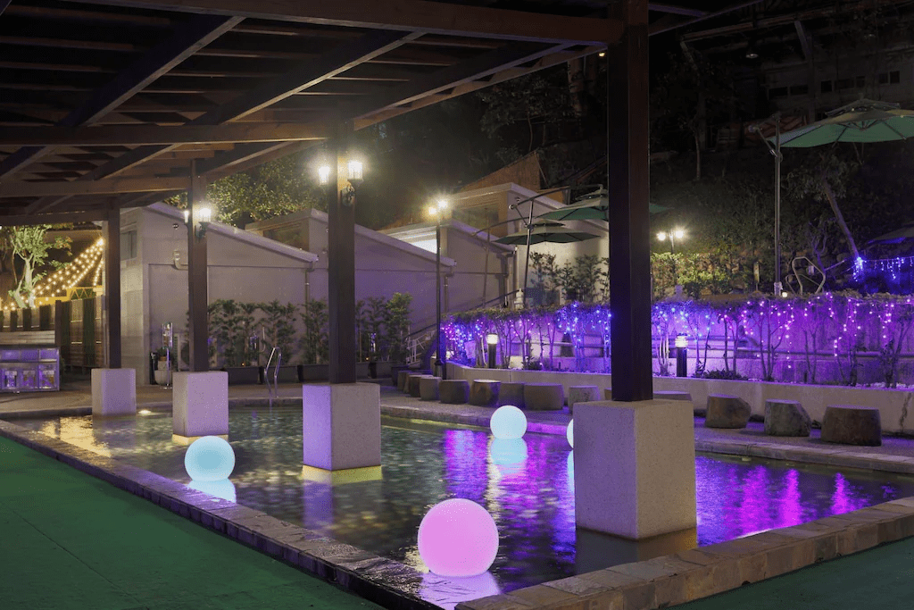 冬天的台中山區正適合泡溫泉，伴著霧氣與溪聲前進時，會突然想為自己放一個假