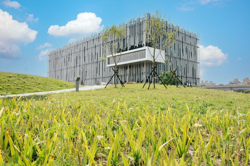 在城市的邊緣與藝術相遇，新北市美術館讓日常多了一段靜靜觀看的時光