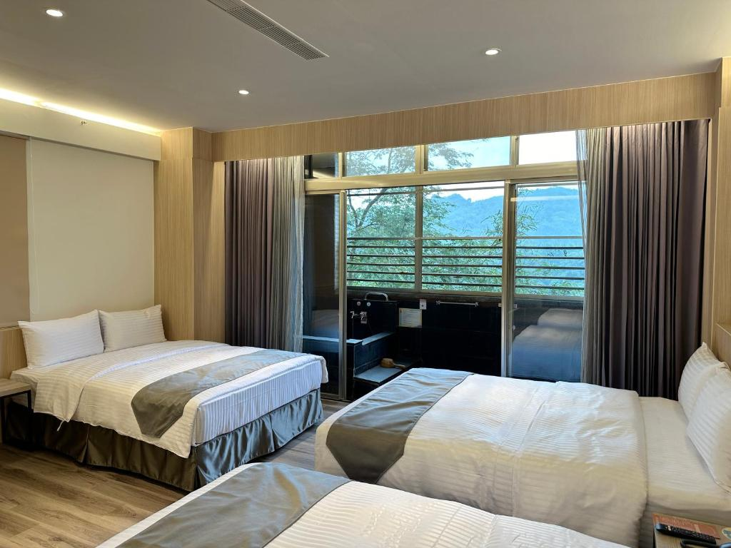 關子嶺富野溫泉會館外觀與內部大廳，給人寬敞明亮的現代舒適感