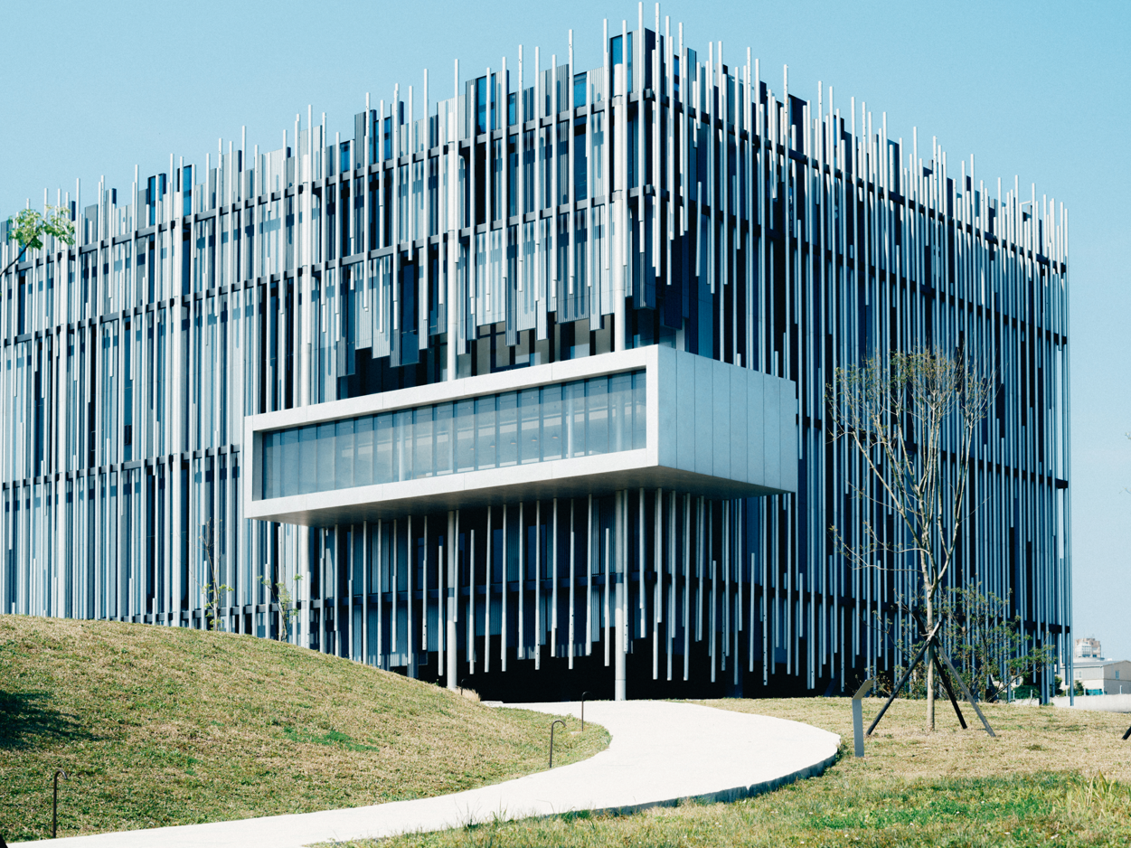 新北市美術館外觀，以垂直鋁管呈現蘆葦意象，展現獨特的現代建築美學