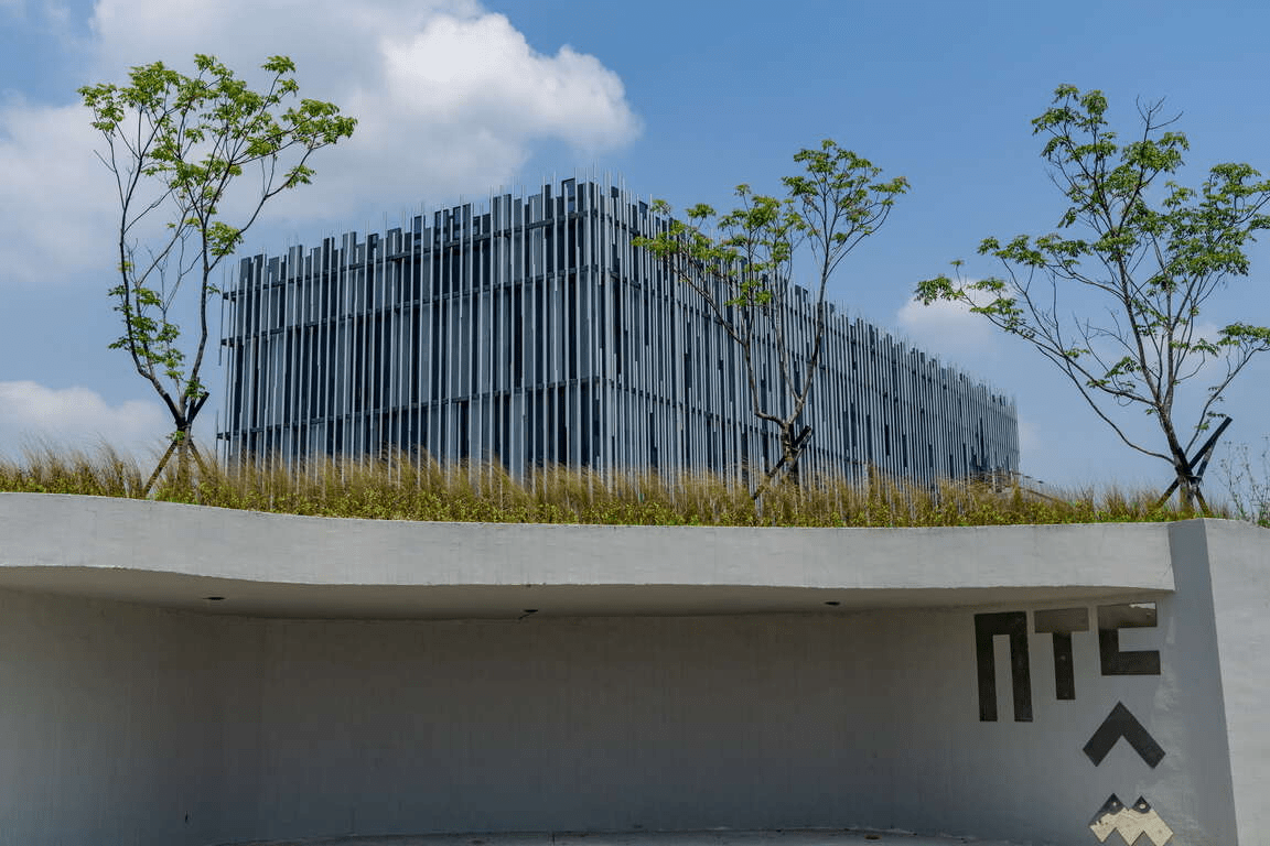 新北市美術館提供多樣化的當代藝術展覽，鼓勵觀眾與作品產生直接對話