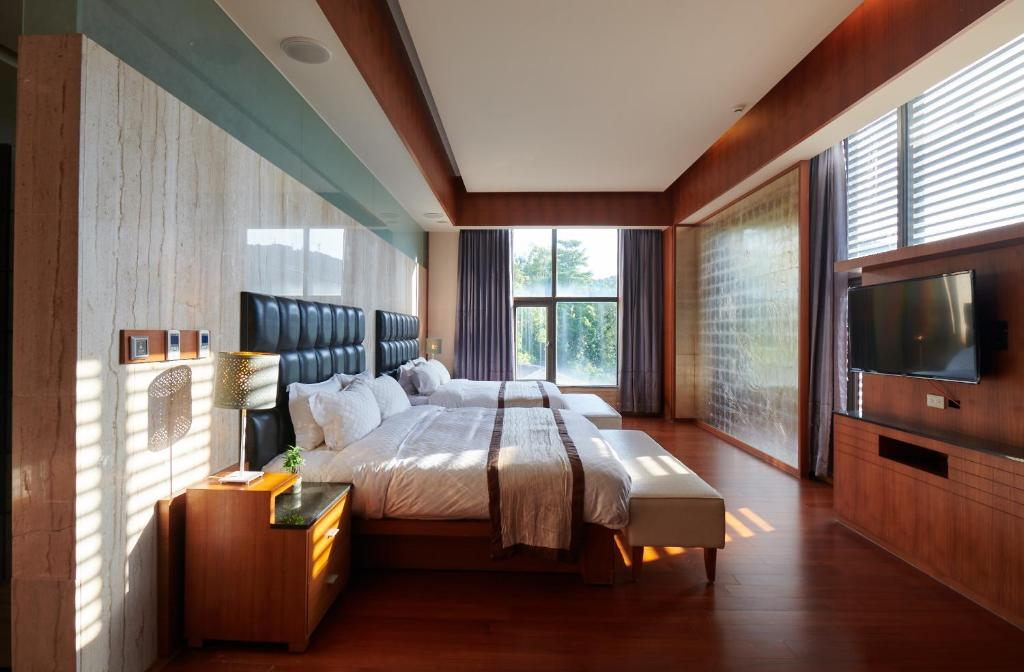 儷景溫泉會館的泡湯區域，能一邊享受泥漿泉一邊遠眺山林綠意