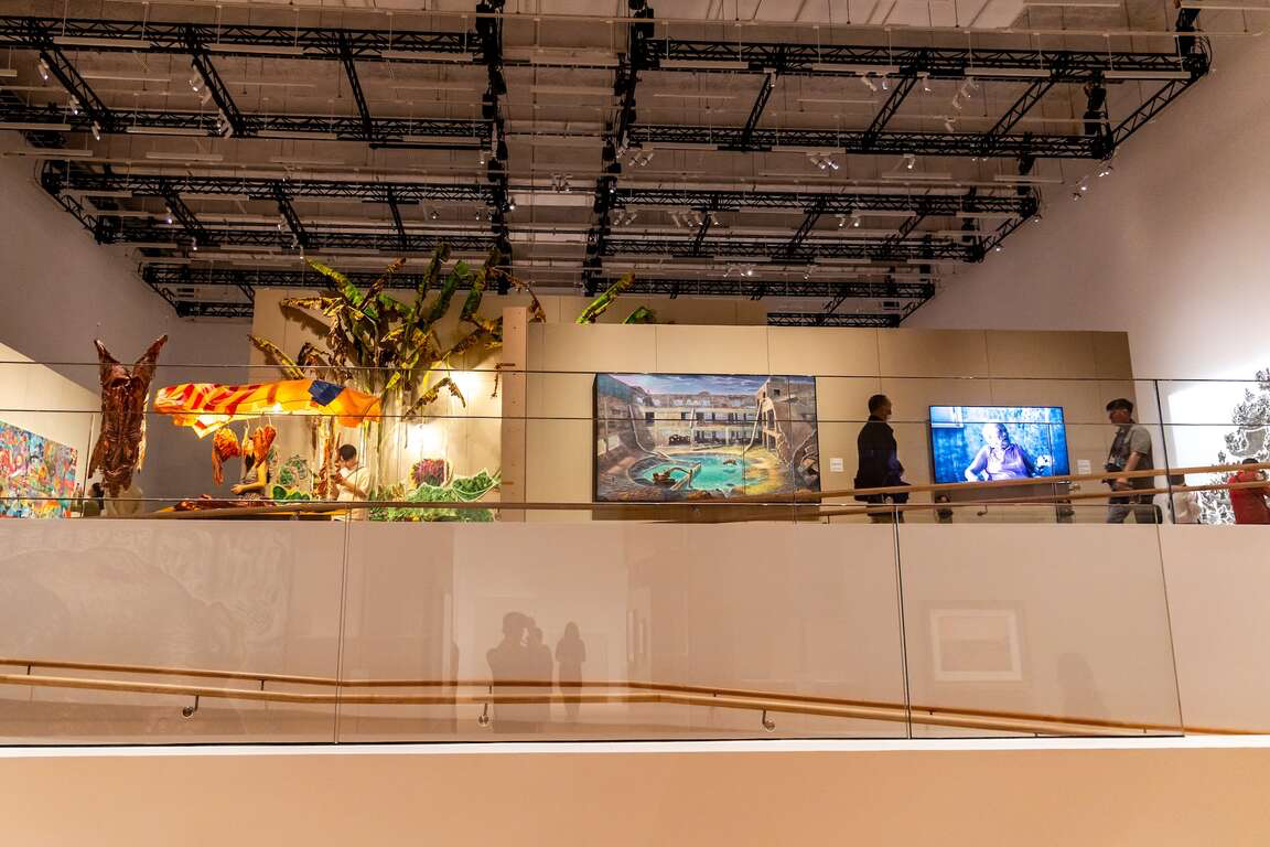 新北市美術館內部的開放式空間設計，讓光影與藝術自然融合