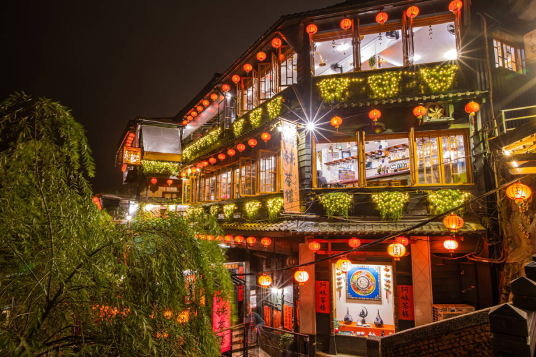 在階梯與燈籠之間慢慢走,當夜色點亮紅燈籠,九份老街的故事悄悄展開