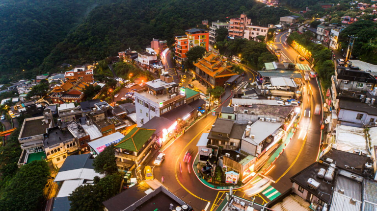 在階梯與燈籠之間慢慢走,當夜色點亮紅燈籠,九份老街的故事悄悄展開