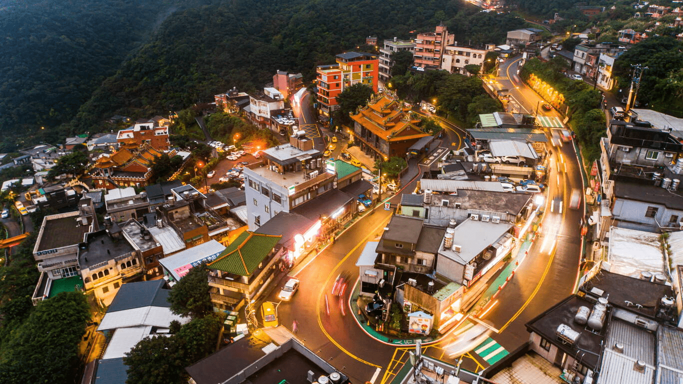 在階梯與燈籠之間慢慢走，當夜色點亮紅燈籠，九份老街的故事悄悄展開