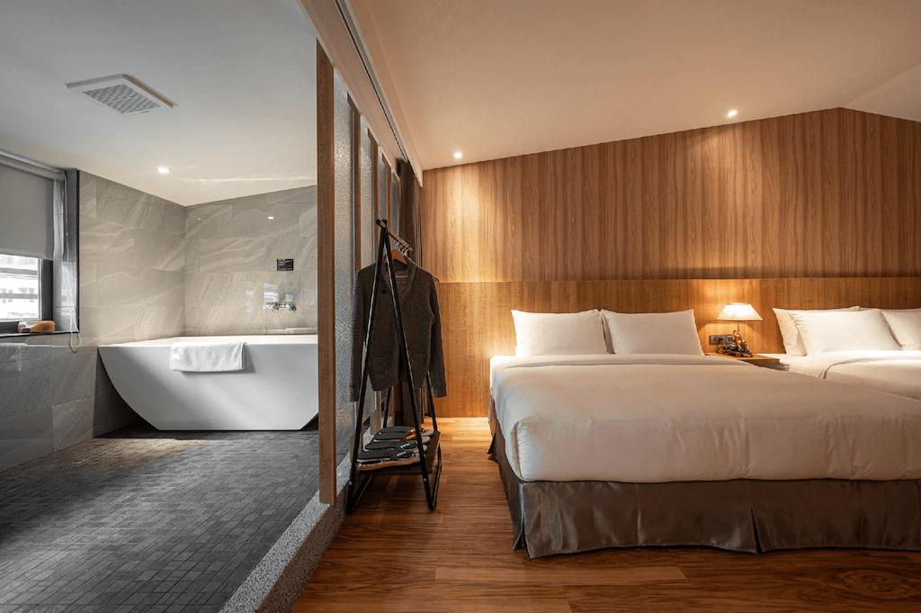 東旅湯宿溫泉飯店風華漾館，保留了日式建築的溫潤質感，讓人彷彿置身京都。