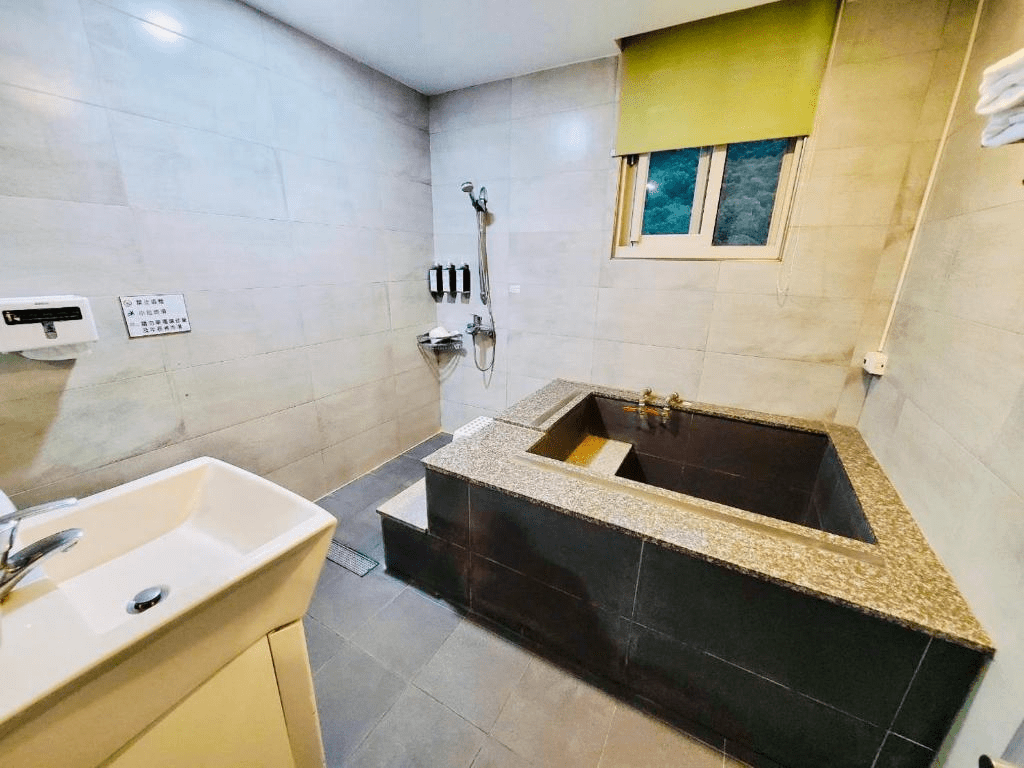 慢漫窩溫泉旅宿以明亮的採光與溫馨佈置，打造出像家一樣的舒適角落。