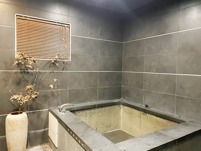 Woods Inn 漫活森林 湯旅運用大量木材元素，營造出溫暖且自然的住宿氛圍。